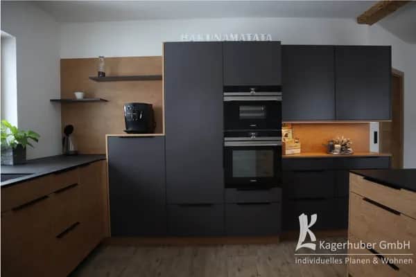Maßgefertigte Dunkle Holzküche – Handwerkliche Präzision trifft Modernes Design