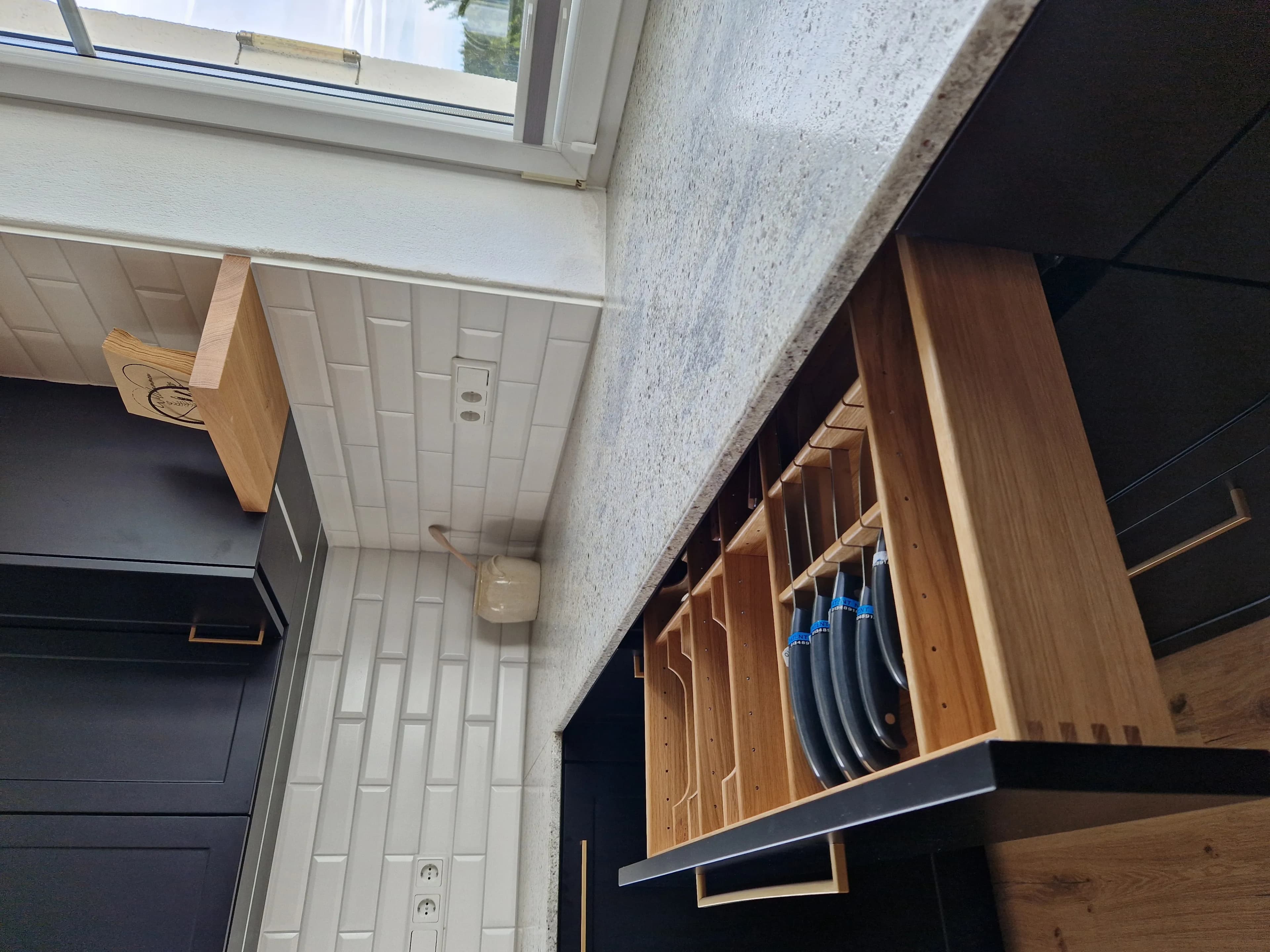 Moderne Küche im schwarzen Landhausstiel
