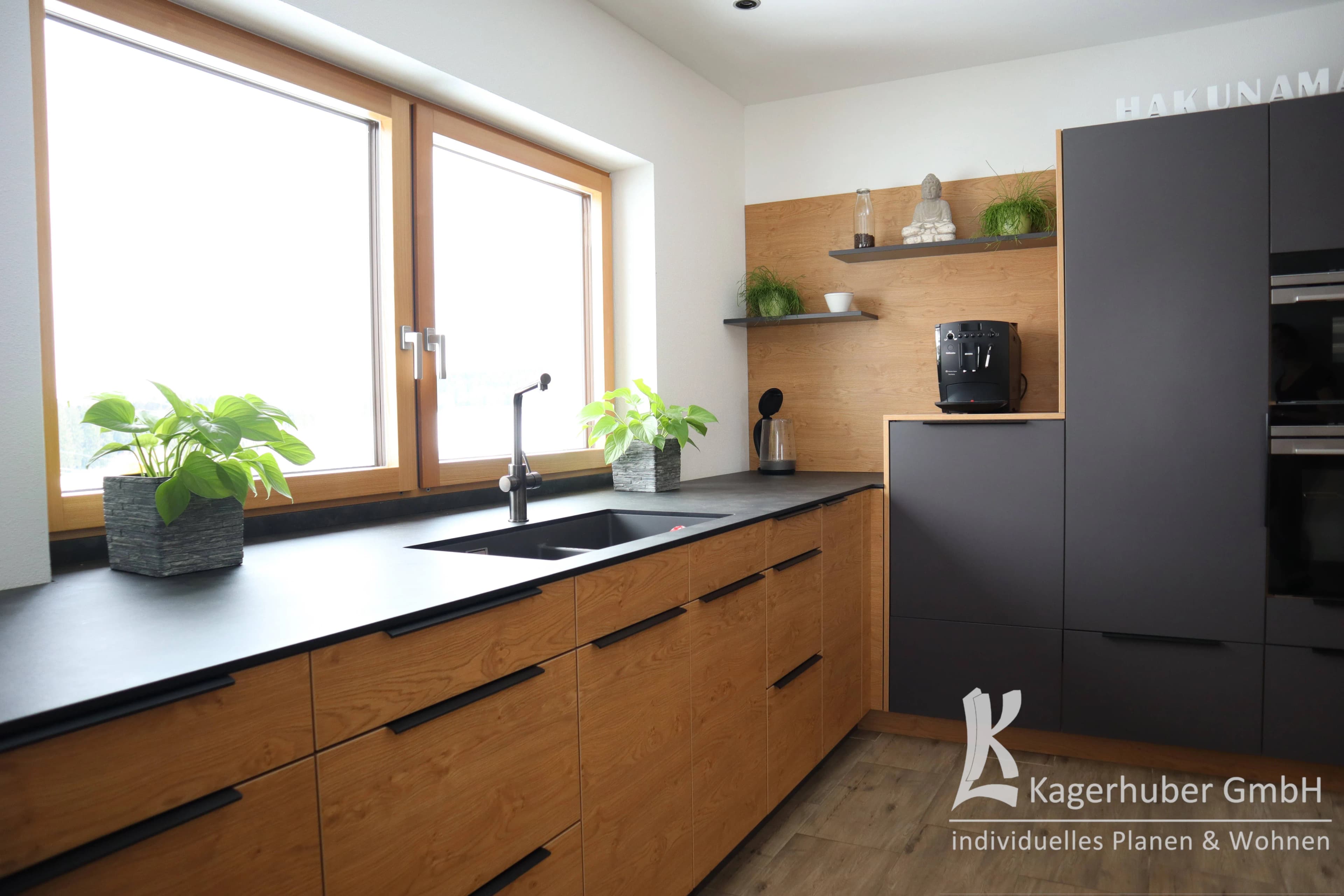 Maßgefertigte Dunkle Holzküche – Handwerkliche Präzision trifft Modernes Design 2