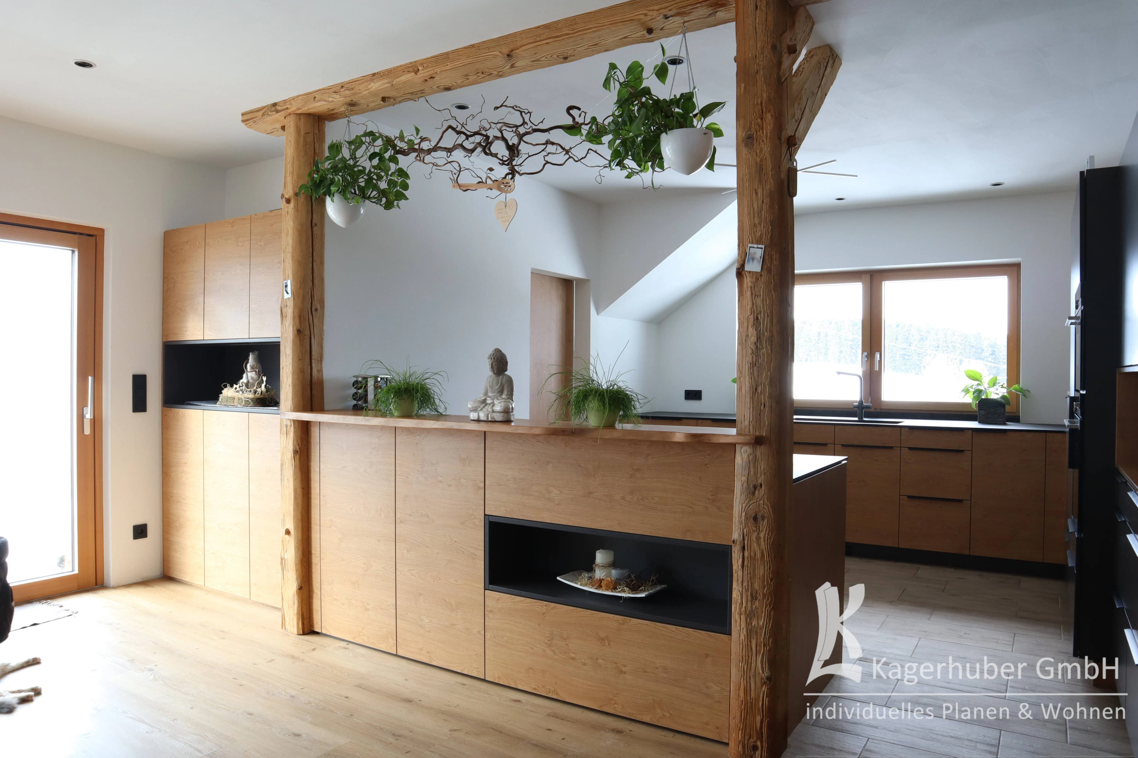 Maßgefertigte Dunkle Holzküche – Handwerkliche Präzision trifft Modernes Design 5